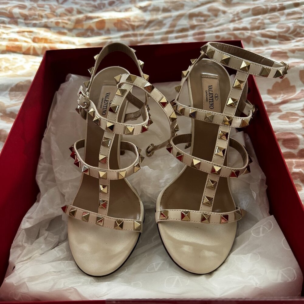 EUC Valentino White Patent Leather Rockstud Embellished T-Strap Sandals Sz 37 - Picture 2 of 10